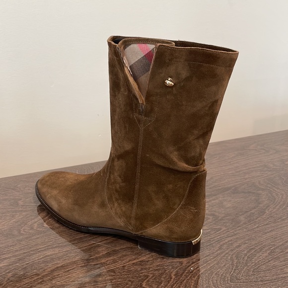 Burberry Housecheck Lyndhurst Flat Boot - Picture 2 of 6